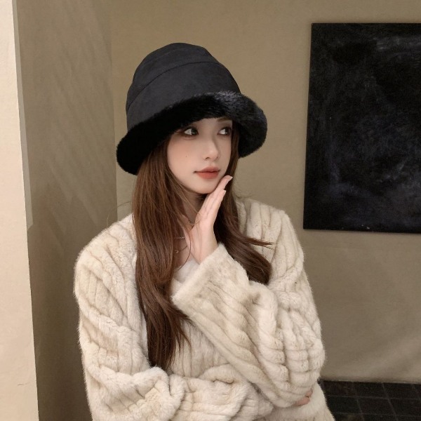 کلاه باکت دور خز فانتزی